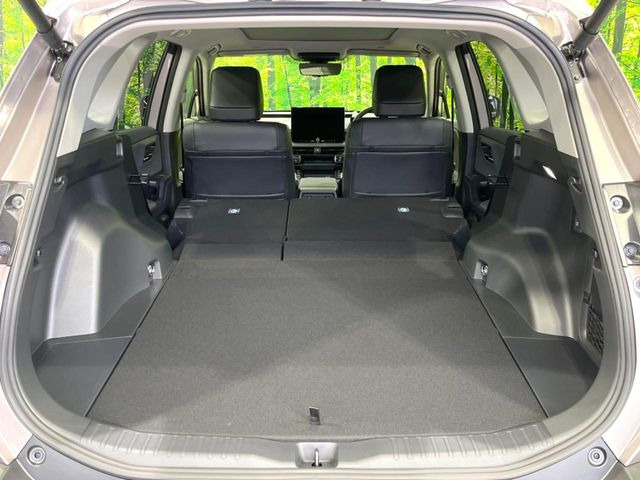 ���i�̂���������ʋ΁A���}���ɏ\���ȉ׎��X�y�[�X���m�ۂ��Ă���܂��B�Z�J���h�V�[�g��|���ƁA�傫�ȉו��̐ύڂ��\�ł���