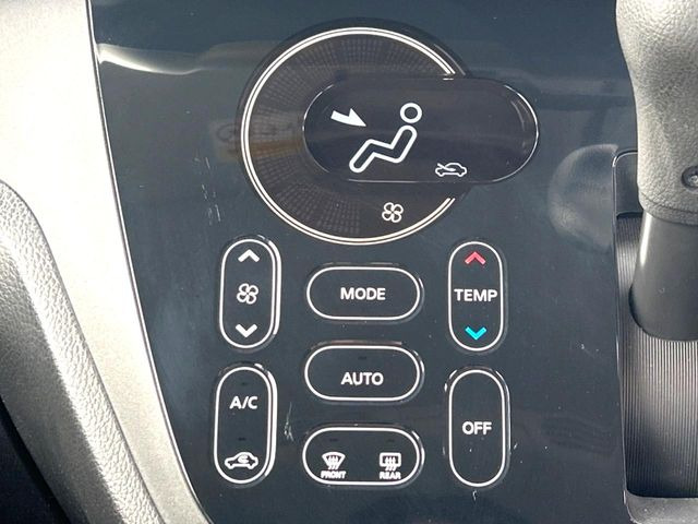 【オートエアコン】一度お好みの温度に設定すれば、車内の温度を検知し風量や温度を自動で調整。暑い&hellip;寒い&hellip;と何度もスイッチ操作をする必要はありません。快適な車内空間には必須の機能ですね♪