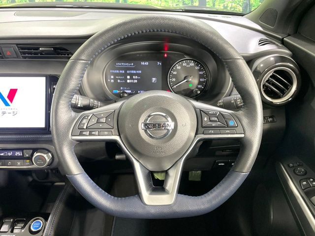 インテリアに合わせたデザインのステアリングは、運転される方のことも考え、運転しやすい形状、大きさです。是非一度、実際に触ってお確かめください。