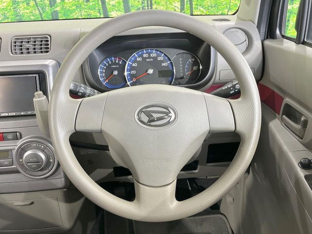 �C���e���A�ɍ��킹���f�U�C���̃X�e�A�����O�́A�^�]�������̂��Ƃ��l���A�^�]���₷���`��A�傫���ł��B�����x�A���ۂɐG���Ă��m���߂��������B