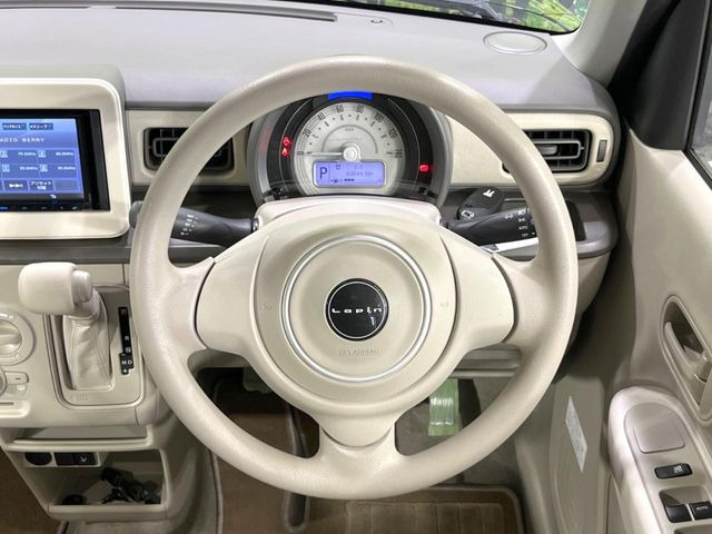 �C���e���A�ɍ��킹���f�U�C���̃X�e�A�����O�́A�^�]�������̂��Ƃ��l���A�^�]���₷���`��A�傫���ł��B�����x�A���ۂɐG���Ă��m���߂��������B