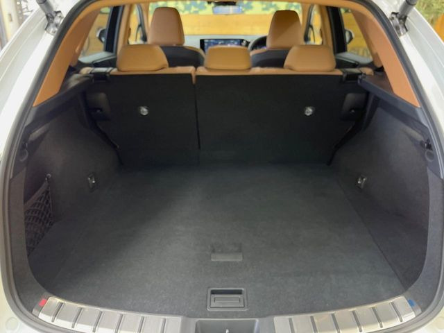 ���i�̂���������ʋ΁A���}���ɏ\���ȉ׎��X�y�[�X���m�ۂ��Ă���܂��B�Z�J���h�V�[�g��|���ƁA�傫�ȉו��̐ύڂ��\�ł���