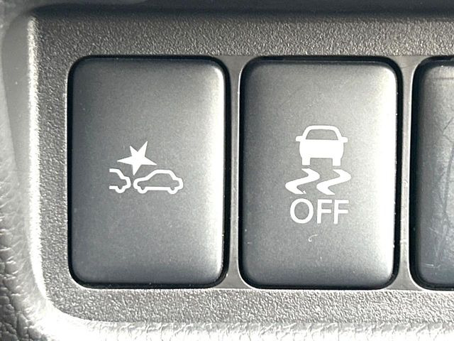 【三菱e-Assist】走行中に前方の車両等を認識し、衝突しそうな時は警報とブレーキで衝突回避と被害軽減をアシスト。より安全にドライブをお楽しみいただけます。