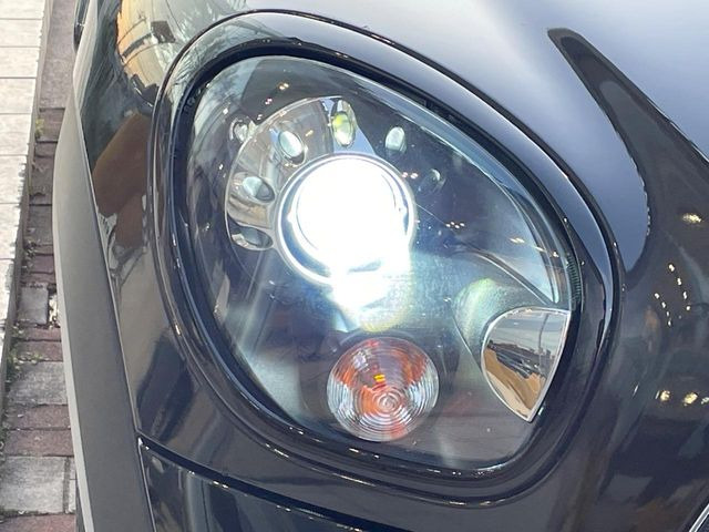 ●HIDヘッドライト:明るく前方を照らしてくれるので、悪天候や夜間の走行時も視界良好で安心してお乗りいただけます。