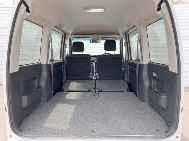 ���i�̂���������ʋ΁A���}���ɏ\���ȉ׎��X�y�[�X���m�ۂ��Ă���܂��B�Z�J���h�V�[�g��|���ƁA�傫�ȉו��̐ύڂ��\�ł���