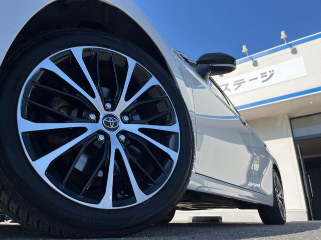 �y����18�C���`�A���~�z�C�[���z�O�ςɃ}�b�`���������A���~�z�C�[���𑕒����Ă���܂��B�e��ЊO�A���~�z�C�[����A�X�^�b�h���X�^�C�����戵�����Ă���܂��B���񂲑��k����������