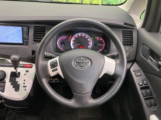 �C���e���A�ɍ��킹���f�U�C���̃X�e�A�����O�́A�^�]�������̂��Ƃ��l���A�^�]���₷���`��A�傫���ł��B�����x�A���ۂɐG���Ă��m���߂��������B