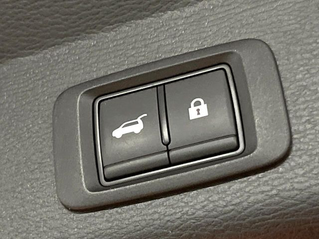 【パワーバックドア】スマートキーや運転席のボタンを押すだけでリアゲートが自動で開閉します!荷物を持っている時や、高い位置にあるバックドアを閉める際に便利な機能です♪