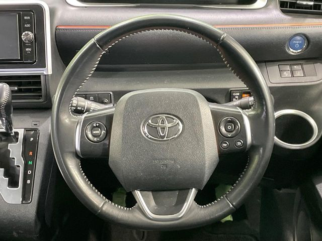 �C���e���A�ɍ��킹���f�U�C���̃X�e�A�����O�́A�^�]�������̂��Ƃ��l���A�^�]���₷���`��A�傫���ł��B�����x�A���ۂɐG���Ă��m���߂��������B