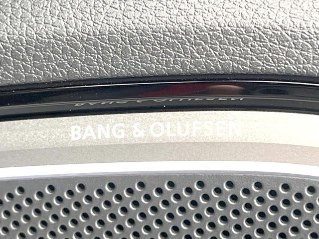 ��Bang&Olufsen�T�E���h�V�X�e��:�����C���e���A���������̃v���~�A���T�E���h�V�X�e���𑕔����Ă���A���i�����Տꊴ�̂��鉹�y���ԓ��ł��y���݂��������܂��B