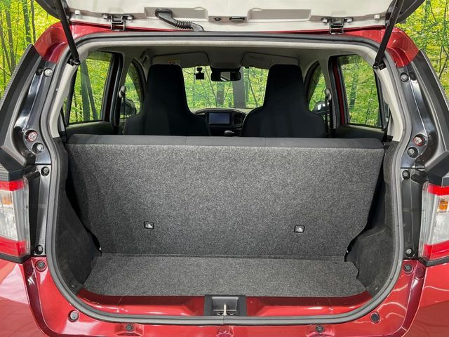 ���i�̂���������ʋ΁A���}���ɏ\���ȉ׎��X�y�[�X���m�ۂ��Ă���܂��B�Z�J���h�V�[�g��|���ƁA�傫�ȉו��̐ύڂ��\�ł���