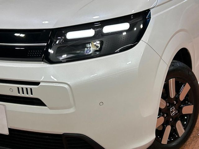 【LEDヘッドライト】悪天候や夜間走行時も良好な視界を確保し安心して運転できる高輝度LEDヘッドライトを装備!点灯速度が早く、消費電力も抑えられています。