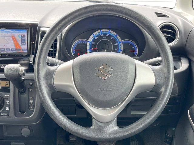 �C���e���A�ɍ��킹���f�U�C���̃X�e�A�����O�́A�^�]�������̂��Ƃ��l���A�^�]���₷���`��A�傫���ł��B�����x�A���ۂɐG���Ă��m���߂��������B