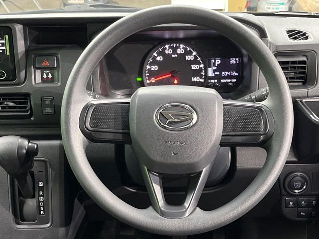 �C���e���A�ɍ��킹���f�U�C���̃X�e�A�����O�́A�^�]�������̂��Ƃ��l���A�^�]���₷���`��A�傫���ł��B�����x�A���ۂɐG���Ă��m���߂��������B