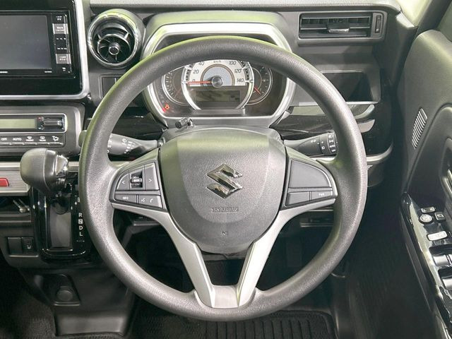 �C���e���A�ɍ��킹���f�U�C���̃X�e�A�����O�́A�^�]�������̂��Ƃ��l���A�^�]���₷���`��A�傫���ł��B�����x�A���ۂɐG���Ă��m���߂��������B