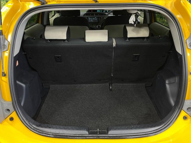 ���i�̂���������ʋ΁A���}���ɏ\���ȉ׎��X�y�[�X���m�ۂ��Ă���܂��B�Z�J���h�V�[�g��|���ƁA�傫�ȉו��̐ύڂ��\�ł���