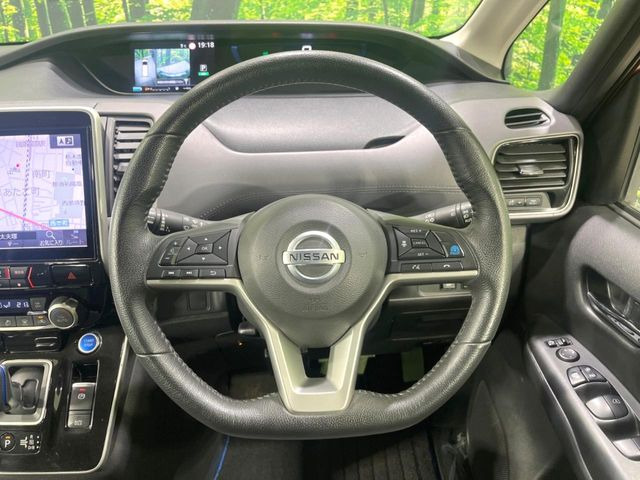 �C���e���A�ɍ��킹���f�U�C���̃X�e�A�����O�́A�^�]�������̂��Ƃ��l���A�^�]���₷���`��A�傫���ł��B�����x�A���ۂɐG���Ă��m���߂��������B