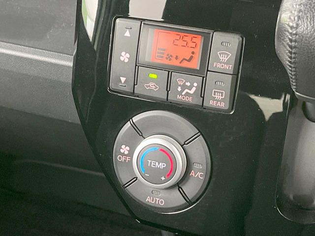 【オートエアコン】一度お好みの温度に設定すれば、車内の温度を検知し風量や温度を自動で調整。暑い&hellip;寒い&hellip;と何度もスイッチ操作をする必要はありません。快適な車内空間には必須の機能ですね♪