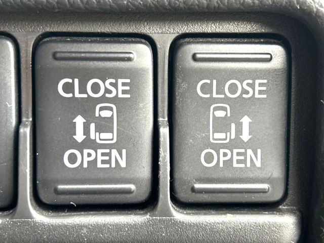 【両側パワースライドドア】スマートキーや運転席のスイッチで後席両側スライドドアの開閉が可能♪電動だから力を入れてドアを開ける必要が無く、小さなお子様でも簡単に開け閉めでき快適です♪