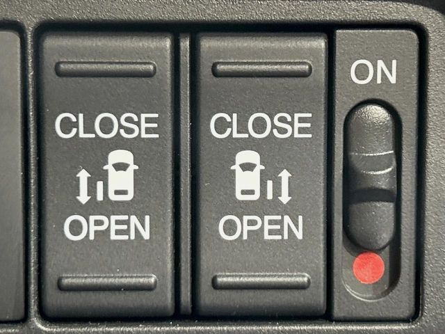 【両側パワースライドドア】スマートキーや運転席のスイッチで後席両側スライドドアの開閉が可能♪電動だから力を入れてドアを開ける必要が無く、小さなお子様でも簡単に開け閉めでき快適です♪