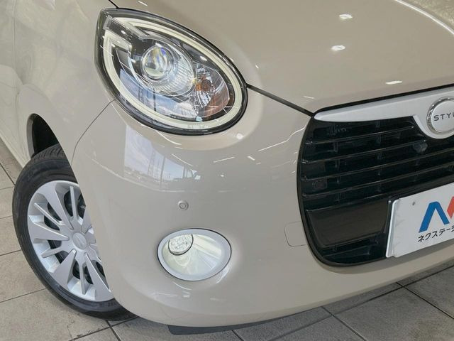 【LEDヘッドライト】悪天候や夜間走行時も良好な視界を確保し安心して運転できる高輝度LEDヘッドライトを装備!点灯速度が早く、消費電力も抑えられています。