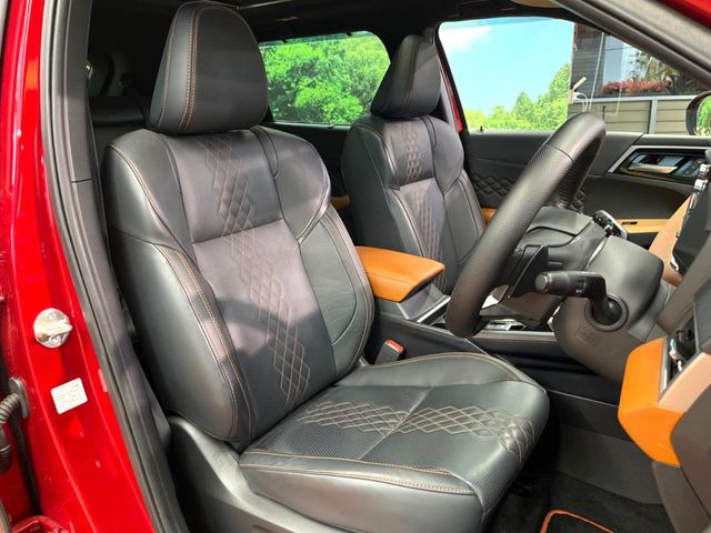 【黒革シート】上質な本革を使用し、高級感あふれる黒革シート。常に体に触れる部分だから、座り心地の良さにはこだわりたいですね♪汚れの付着や劣化を抑制する内装コーティング施工もおススメですよ♪