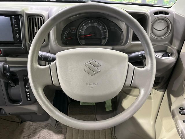 �C���e���A�ɍ��킹���f�U�C���̃X�e�A�����O�́A�^�]�������̂��Ƃ��l���A�^�]���₷���`��A�傫���ł��B�����x�A���ۂɐG���Ă��m���߂��������B