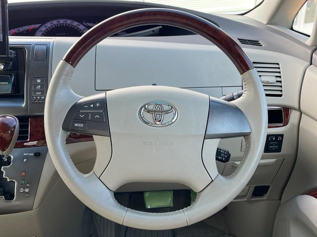 �C���e���A�ɍ��킹���f�U�C���̃X�e�A�����O�́A�^�]�������̂��Ƃ��l���A�^�]���₷���`��A�傫���ł��B�����x�A���ۂɐG���Ă��m���߂��������B