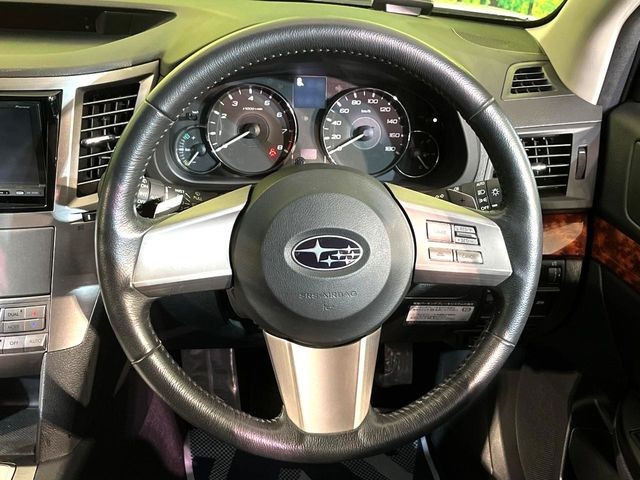 �C���e���A�ɍ��킹���f�U�C���̃X�e�A�����O�́A�^�]�������̂��Ƃ��l���A�^�]���₷���`��A�傫���ł��B�����x�A���ۂɐG���Ă��m���߂��������B