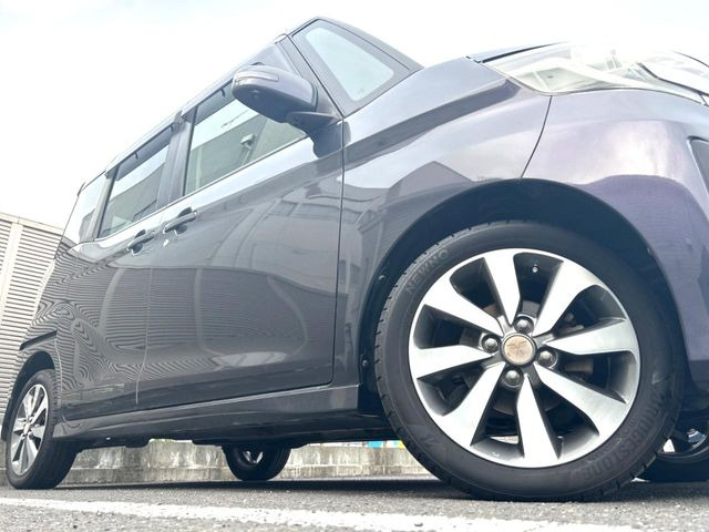 【純正オプション15インチアルミホイール】純正オプションホイールを装着。走行性能の向上に加え、外観もよりスタイリッシュになっています。