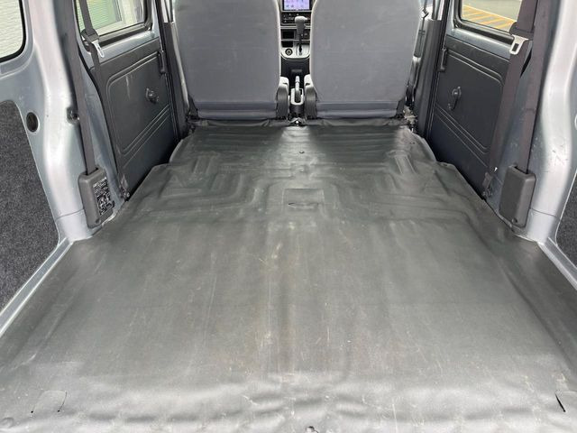 積み下ろしのしやすいデッキにはたっぷりと荷物を積み込んでいただけます。遊びから仕事まで、様々なシーンで頼れます♪