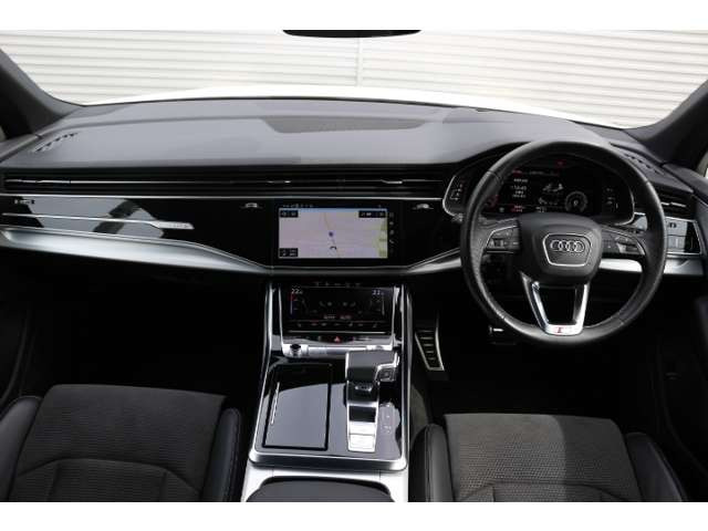 Q755 TFSI クワトロ Sライン 4WD