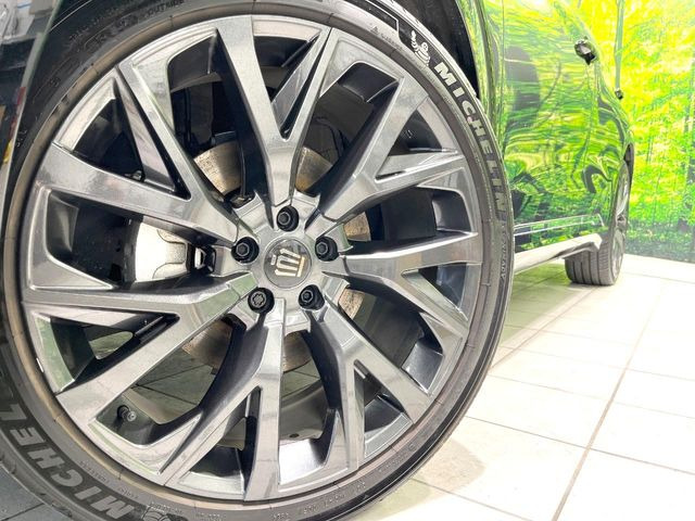 �y����21�C���`�A���~�z�C�[���z�O�ςɃ}�b�`���������A���~�z�C�[���𑕒����Ă���܂��B�e��ЊO�A���~�z�C�[����A�X�^�b�h���X�^�C�����戵�����Ă���܂��B���񂲑��k����������