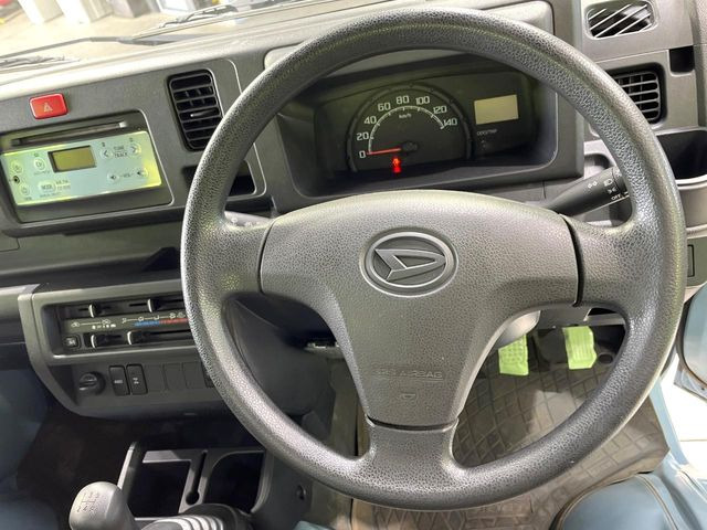 �C���e���A�ɍ��킹���f�U�C���̃X�e�A�����O�́A�^�]�������̂��Ƃ��l���A�^�]���₷���`��A�傫���ł��B�����x�A���ۂɐG���Ă��m���߂��������B