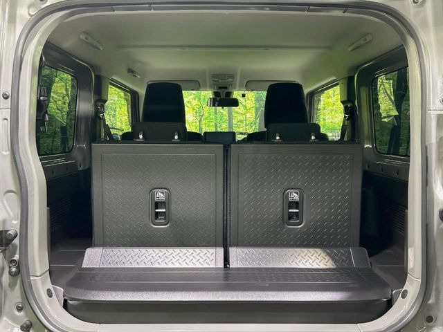 ���i�̂���������ʋ΁A���}���ɏ\���ȉ׎��X�y�[�X���m�ۂ��Ă���܂��B�Z�J���h�V�[�g��|���ƁA�傫�ȉו��̐ύڂ��\�ł���