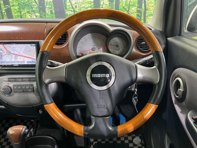 �C���e���A�ɍ��킹���f�U�C���̃X�e�A�����O�́A�^�]�������̂��Ƃ��l���A�^�]���₷���`��A�傫���ł��B�����x�A���ۂɐG���Ă��m���߂��������B