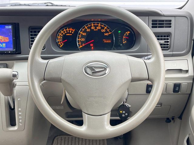 �C���e���A�ɍ��킹���f�U�C���̃X�e�A�����O�́A�^�]�������̂��Ƃ��l���A�^�]���₷���`��A�傫���ł��B�����x�A���ۂɐG���Ă��m���߂��������B