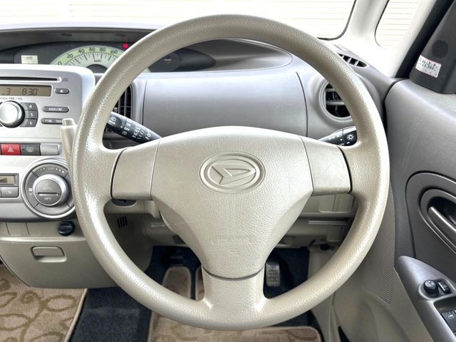 インテリアに合わせたデザインのステアリングは、運転される方のことも考え、運転しやすい形状、大きさです。是非一度、実際に触ってお確かめください。