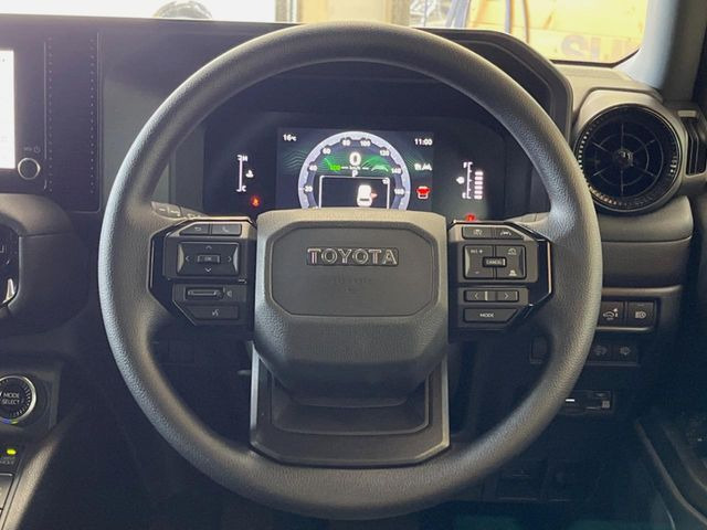 �C���e���A�ɍ��킹���f�U�C���̃X�e�A�����O�́A�^�]�������̂��Ƃ��l���A�^�]���₷���`��A�傫���ł��B�����x�A���ۂɐG���Ă��m���߂��������B