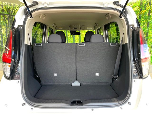 ���i�̂���������ʋ΁A���}���ɏ\���ȉ׎��X�y�[�X���m�ۂ��Ă���܂��B�Z�J���h�V�[�g��|���ƁA�傫�ȉו��̐ύڂ��\�ł���