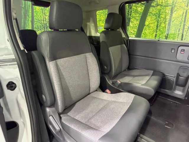 後部座席も気になるようなキズ・汚れやへたり等、大きなダメージはなく、良好な状態です。