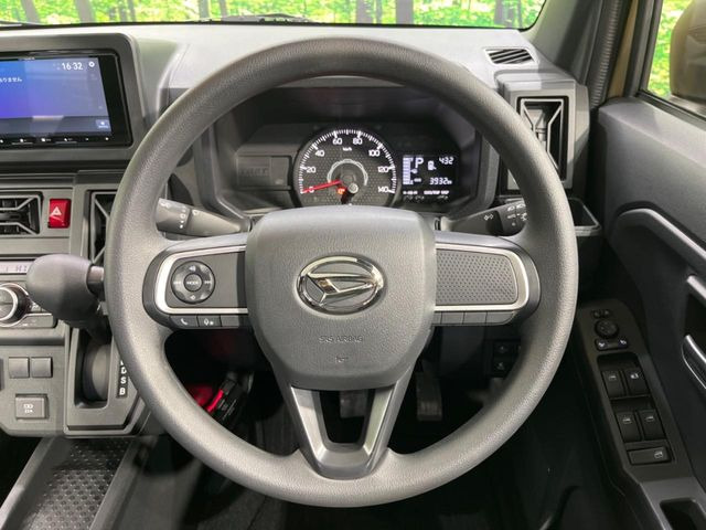 �C���e���A�ɍ��킹���f�U�C���̃X�e�A�����O�́A�^�]�������̂��Ƃ��l���A�^�]���₷���`��A�傫���ł��B�����x�A���ۂɐG���Ă��m���߂��������B