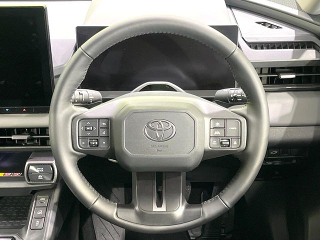 �C���e���A�ɍ��킹���f�U�C���̃X�e�A�����O�́A�^�]�������̂��Ƃ��l���A�^�]���₷���`��A�傫���ł��B�����x�A���ۂɐG���Ă��m���߂��������B