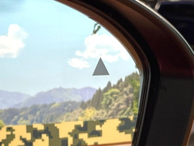 【ブラインドスポットワーニング】走行中、ドアミラーの死角になりやすい箇所に後続車が接近するとサイドミラー付近に警告を表示、ドライバーに注意喚起をしてくれます。