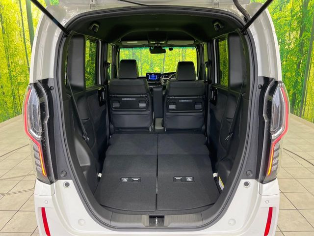 ���i�̂���������ʋ΁A���}���ɏ\���ȉ׎��X�y�[�X���m�ۂ��Ă���܂��B�Z�J���h�V�[�g��|���ƁA�傫�ȉו��̐ύڂ��\�ł���