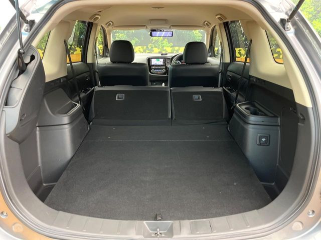 ���i�̂���������ʋ΁A���}���ɏ\���ȉ׎��X�y�[�X���m�ۂ��Ă���܂��B�Z�J���h�V�[�g��|���ƁA�傫�ȉו��̐ύڂ��\�ł���