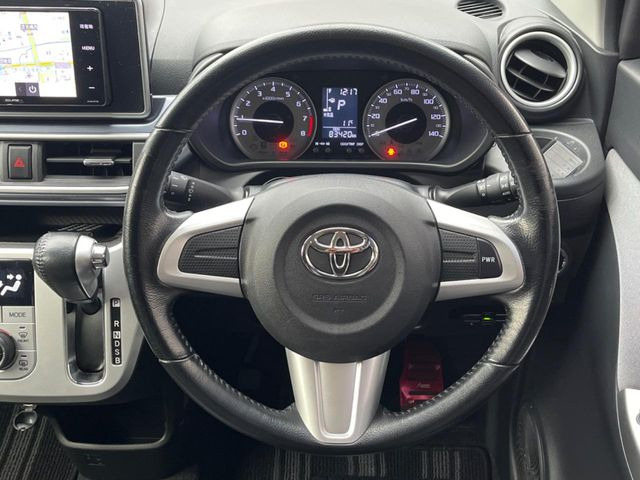 �C���e���A�ɍ��킹���f�U�C���̃X�e�A�����O�́A�^�]�������̂��Ƃ��l���A�^�]���₷���`��A�傫���ł��B�����x�A���ۂɐG���Ă��m���߂��������B