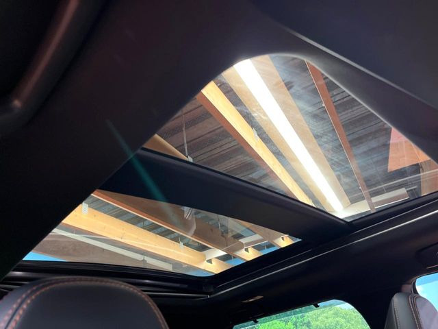 【大型サンルーフ】車内の解放感が一気に上がる大型のパノラマルーフ!季節を問わず開放的で快適なドライブをお楽しみいただけます。流通量も少なく希少価値の高い人気の装備です♪