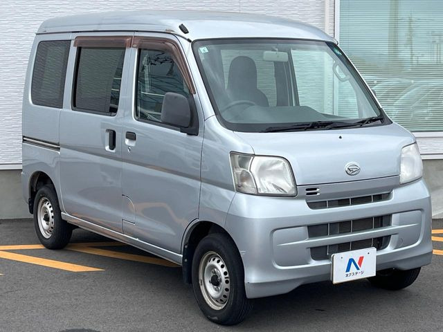 高透明度のガラス皮膜で撥水はもちろん、上質なツヤ・光沢を実現。紫外線や酸性雨から大切な愛車を保護し、色あせ・劣化を防止。「弾スプラッシュコート」、「弾プリミッサコート」からお選びいただけます。