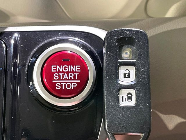 �yHonda�X�}�[�g�L�[�z�J�o����|�P�b�g�ɓ��ꂽ�܂܂ł��h�A�̎{���E�������\�ȃX�}�[�g�L�[�𑕔��B�G���W���̃I���E�I�t�����J�M�����o���K�v����������Ƃ��Ă��֗��ł���